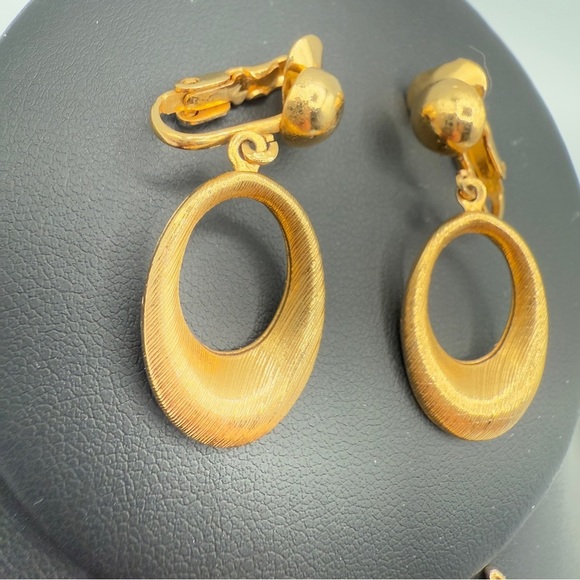 Brushed Gold Tone Vintage Clip On Circular Hoop Earrings Bonus Matching Pin - Picture 4 of 10
